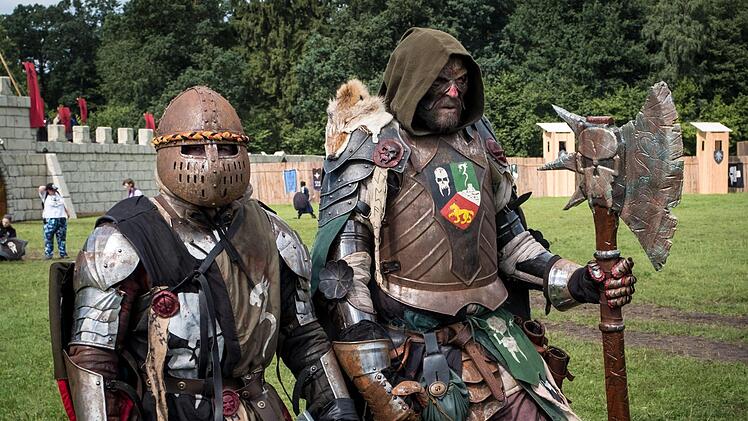 Teilnehmer des Fantasie-Live-Rollenspiels "ConQuest of Mythodea" 2017. Foto: Peter Steffen/dpa