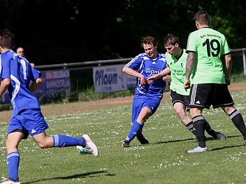 SV Sylbach - Spfr. Steinbach. Die Steinbacher Lars Tully und Christopher Imhof (grüne Trikots) wollen mit einem Sieg beim SV Sylbach Boden auf den Relegationsplatz gutmachen.  Foto: Günther Geiling