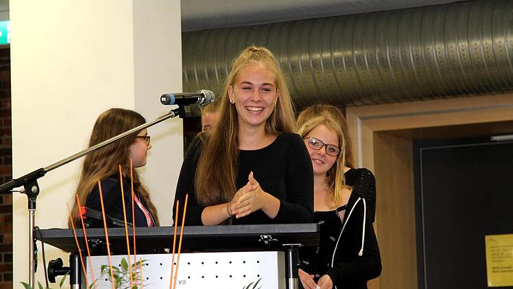 Wie nah Lachen und Weinen beieinander liegen können, wurde bei den Abschiedsworten der Schulsprecherinnen deutlich.   Foto: Richard Sänger