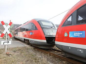 Die Optimierung der Gräfenberg-Bahn nimmt Fahrt auf. Ab Juni werden auf der Strecke auch neue Wagen eingesetzt. Unser Bild zeigt den Zug am Bahnübergang Weißenohe. Foto: Barbara Herbst