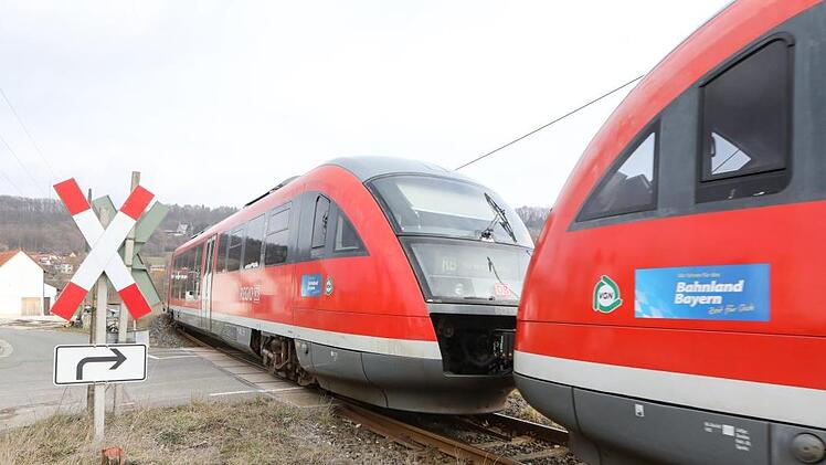 Die Optimierung der Gräfenberg-Bahn nimmt Fahrt auf. Ab Juni werden auf der Strecke auch neue Wagen eingesetzt. Unser Bild zeigt den Zug am Bahnübergang Weißenohe. Foto: Barbara Herbst