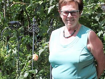 Katharina Hellmold in ihrem Garten, aus dem sie die nötige Kraft schöpft, um als Sterbebegleiterin für den Hospizverein Forchheim tätig sein zu können. Foto: Carmen Schwind