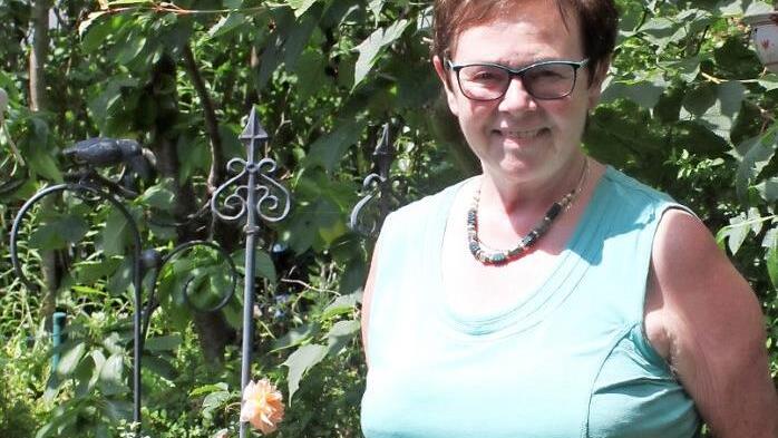 Katharina Hellmold in ihrem Garten, aus dem sie die nötige Kraft schöpft, um als Sterbebegleiterin für den Hospizverein Forchheim tätig sein zu können. Foto: Carmen Schwind