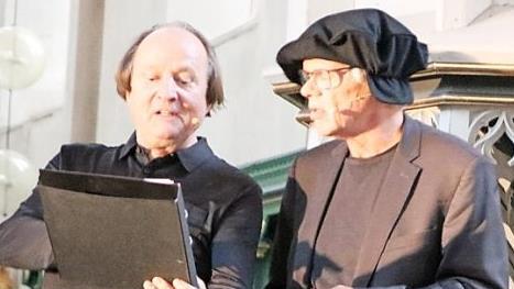 Es war das Geschäft mit dem Ablasshandel, das Martin Luther (Gerhard Schoenauer, rechts, mit Jan Burdinski) den Anstoß für eine Reformation der Amtskirche gab.