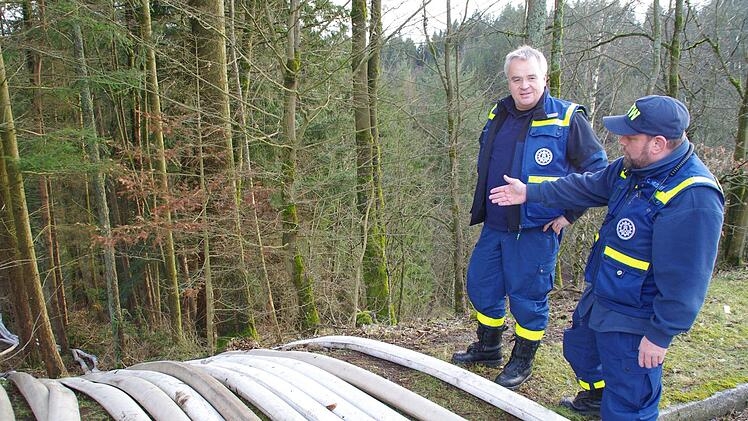 Udo Höfer (l.) und Christian Meußgeier an den Schläuchen, die das Wasser zur Schussrinne leiten. Foto: Marco Meißner