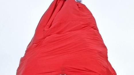 79 Meter Stoff mussten vernäht werden, um im Kurpark Bad Rodach einen Weihnachtswunschbaum entstehen zu lassen. Foto: Rainer Lutz