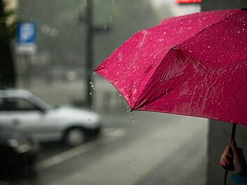 Dauerregen und teils kräftige Gewitter erwarten in den kommenden Tagen.