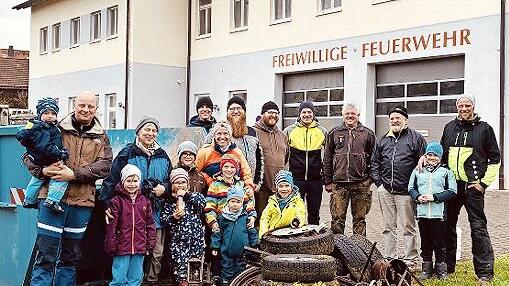 Viele fleißige Helfer sammelten Unrat rund um Waldfenster ein, auch Autoreifen waren darunter.