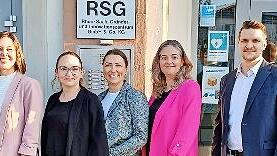 F&uuml;nf der insgesamt sieben Absolventinnen und Absolventen des Lehrgangs &bdquo;Fachwirt/in im Gesundheits- und Sozialwesen (IHK)&ldquo; mit Grit Hina und Dr. Matthias Wagner (beide RSG Bad Kissingen)