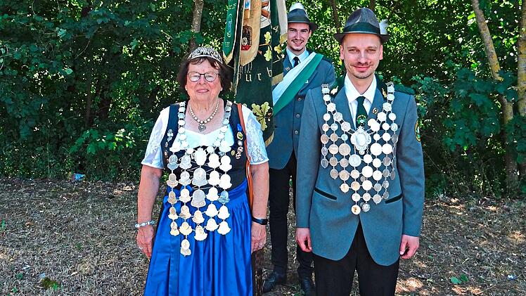 In diesem Jahr regiert K&ouml;nig Oliver I. Andert und K&ouml;nigin Ingeborg Pohl. Als stolzer Fahnentr&auml;ger ist Danny Wich mit auf dem Bild.