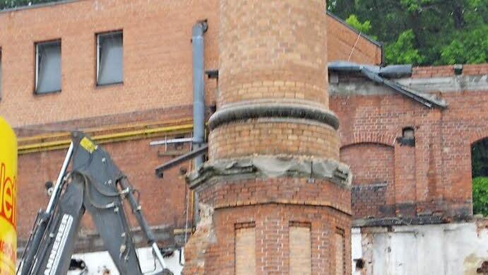 Nur etwa eine Stunde dauerte es, bis der Schornstein nach und nach abgetragen war.  Fotos: privat