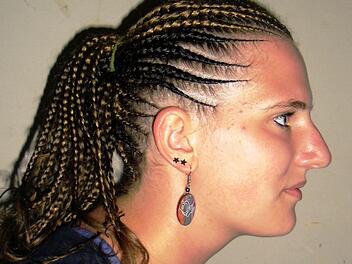 Theresa Schmidt hatte natürlich während ihrer Zeit in Tansania auch einen entsprechenden afrikanischen Haarstyle