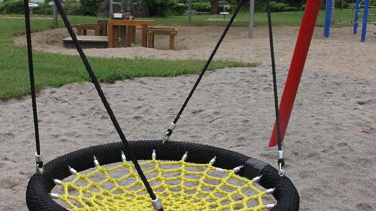 Spielgeräte laden die Kinder zu Aktivitäten ein.  Foto: Friedwald Schedel