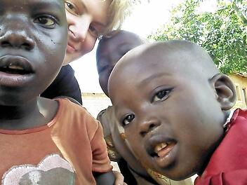 Ein Selfie von Corinna Ha&szlig;ler und einer Gruppe von Kindern, denen sie in Tansania geholfen hat.  Fotos: Corinna Ha&szlig;ler