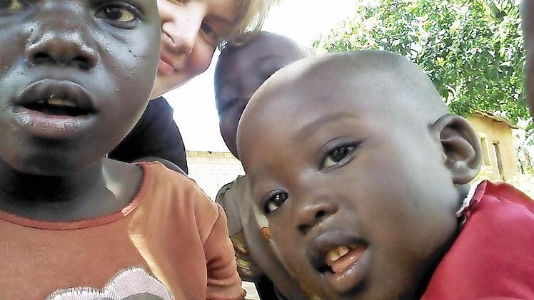 Ein Selfie von Corinna Haßler und einer Gruppe von Kindern, denen sie in Tansania geholfen hat.  Fotos: Corinna Haßler