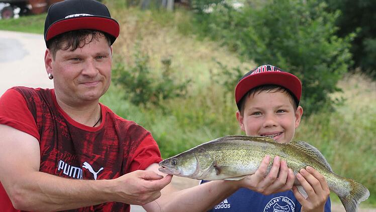 Otmar Backof freut sich mit seinem Sohn Alexander über dessen super Fang: einen Zander