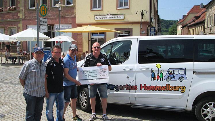 Ein Herz und 500 Euro für den Bürgerbus hat die Tippgemeinschaft Obereschenbach mit (von links) Fahrer Werner Vorndran, Tipper-Kassier Peter Holzinger, Bürgerbusvereins-Vorsitzendem Hans-Georg Binder und Tipper-Vorsitzendem Achim Meder.  Foto: Winfried Ehling