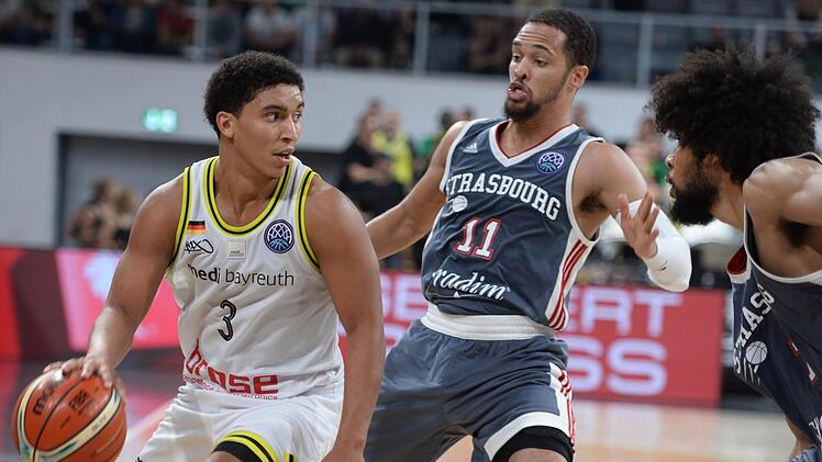 Topscorer James Robinson (links, 21 Punkte) sicherte mit einem starken Schlusslauf den Sieg von Medi Bayreuth in Straßburg. Er machte zehn der letzten 14 Medi-Körbe.  Foto: Peter Mularczyk/Archiv