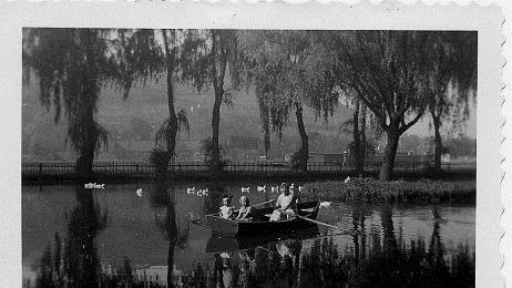 Idyll im Mönchshof-Volkspark. Der neu angelegte See lud zur Kahnfahrt ein.  Foto: Stadtarchiv