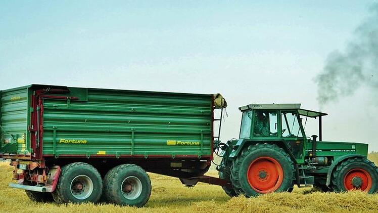 Epfach, Bayern: Aus ungeklärter Ursache kippte der Traktor mit Anhänger um. Während die Tochter das Unglück schwer verletzt überlebte, verstarb der Landwirt an der Unfallstelle. Symbolbild: pixabay