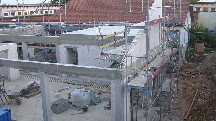 Voraussichtlich soll der Neubau des Kindergartens in Oberleichtersbach bis Februar oder März nächsten Jahres fertiggestellt sein, hieß es bei der jüngsten Gemeinderatssitzung während eines Ortstermins an der Baustelle.  Foto: Wolfgang Saam