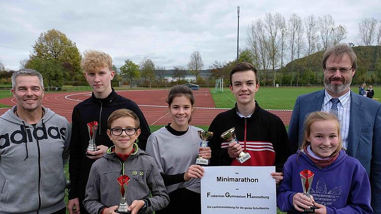 Siegerehrung: Sportlehrer Sascha Lübbecke (von links) gratulierte den Siegern Justus Waldeck, Lukas Strehler, Lea Ulsamer, Carlos Brandenstein und Cosima Hergenröther. Schulleiter Matthias Ludolph schloss sich den Glückwünschen an. Es fehlte Natalie Zitterbart auf dem Foto. Foto: Gerd Schaar