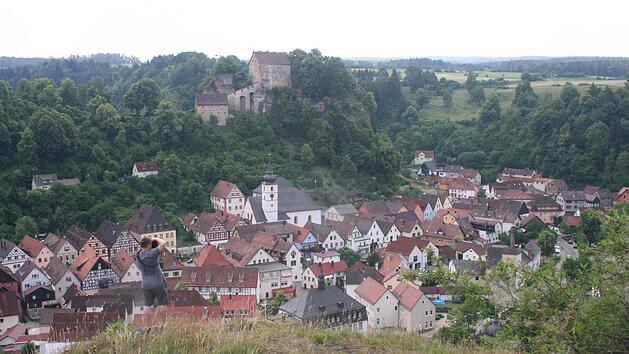 Pottenstein ist der Primus unter den Tourismusorten. Nicht nur die einmalige romantische Lage, sondern auch die zahlreichen Freizeitmöglichkeiten sorgen für regen Zulauf von Gästen. Foto: Reinhard Löwisch