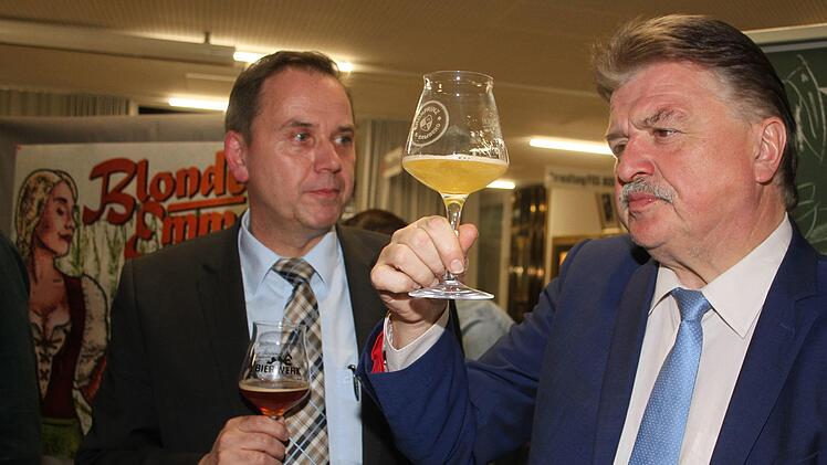 Landrat Klaus Peter Söllner fachsimpelte mit dem Leiter des beruflichen Schulzentrums Alexander Battistella. Foto: Sonny Adam