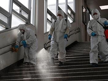 Die Coronavirus-Infektionen in Südkorea sinken täglich. Doch nicht nur die Desinfektionsmaßnahmen in U-Bahn-Stationen tragen dazu bei. Foto: Lee Jin-Man/dpa/AP
