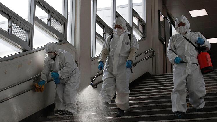 Die Coronavirus-Infektionen in Südkorea sinken täglich. Doch nicht nur die Desinfektionsmaßnahmen in U-Bahn-Stationen tragen dazu bei. Foto: Lee Jin-Man/dpa/AP