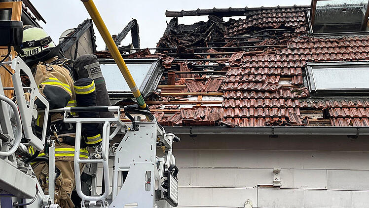 Kreis Bayreuth: Dachstuhl in Flammen - Feuerwehr verhindert bei nervenzehrendem Einsatz Schlimmeres