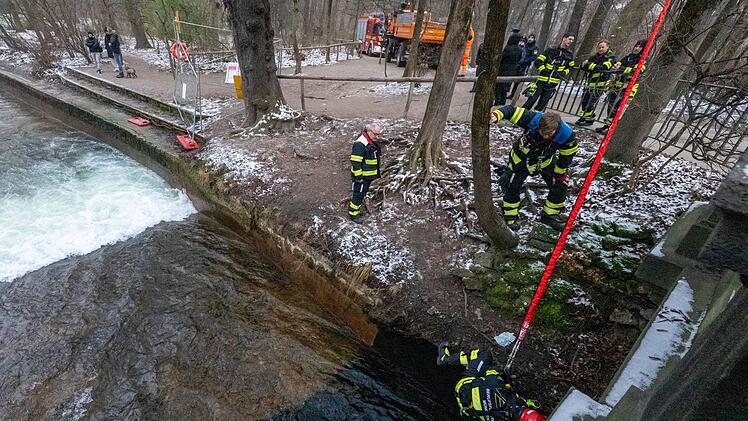 Feuerwehr baut Eisbachwelle zur&uuml;ck