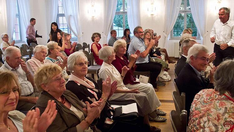 Mit ausdauerndem Beifall dankt das Publikum beim Rodacher Rückertkreis.