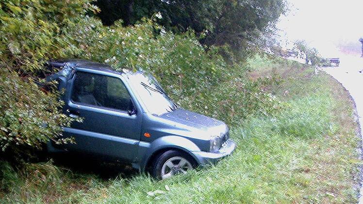 Der zwischen verunglückte Wagen Geschwand und Hammerbühl landete im Straßengraben. Foto: Max Habermann