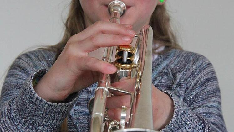 Für Patricia Schmidt (9) kommt die Bläserklasse zu spät, sie spielt schon zwei Jahre Trompete. "Eigentlich wollte ich Jagdhorn lernen, aber das ist kein Anfängerinstrument", sagt die Neunjährige. Und eine eigene Trompete hat sie auch schon.