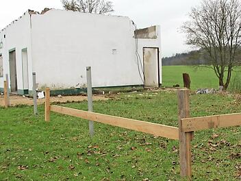 Die Holzplanken zeigen die Größe des künftigen Vereinsheims.