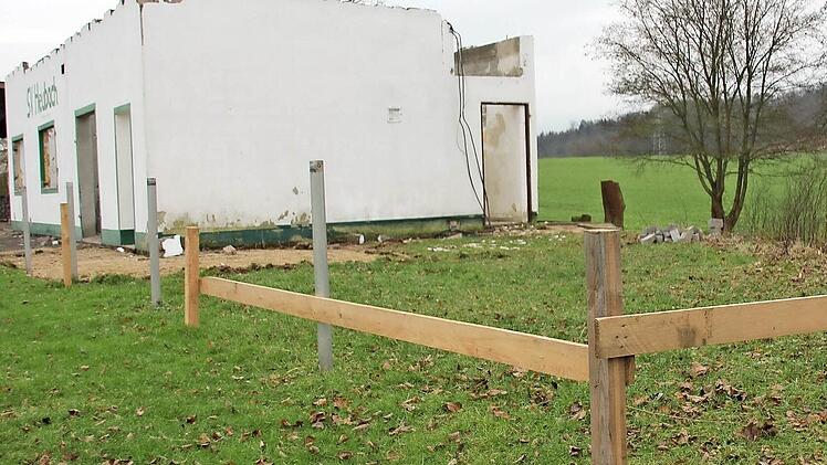 Die Holzplanken zeigen die Größe des künftigen Vereinsheims.