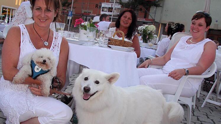 Manuela Ott hat ihre beiden weißen Hunde Nelli und Bianka mitgebracht.  Foto: Sonja Adam
