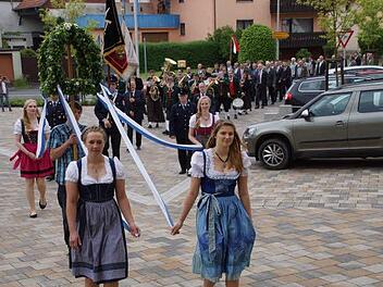 In einer festlichen Parade zogen rund 100 Feldgeschworene durch das geschmückte Dorf in die Pfarrkirche Mariä Himmelfahrt. Foto: Anton Then