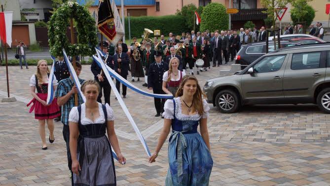 In einer festlichen Parade zogen rund 100 Feldgeschworene durch das geschmückte Dorf in die Pfarrkirche Mariä Himmelfahrt. Foto: Anton Then