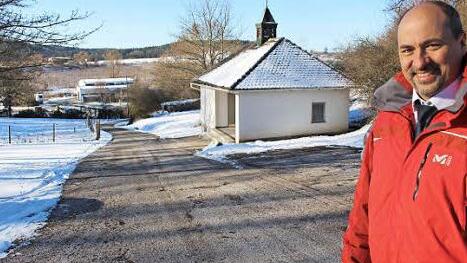 Außerhalb der Einfriedung liegt tiefer am Berg die Leichenhalle. Wenn sich hier Trauergäste versammeln stehen sie zwischen den Autos auf dem der Halle gegenüber liegenden Parkplatz. Um mehr Platz zu gewinnen, sollen einige Parkplätze (links im Bild) vier Meter nach hinten versetzt werden, erklärte Bürgermeister Krapp. Foto: Evi Seeger