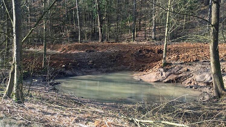Die Untere Naturschutzbehörde möchte im Gemeindegebiet von Gädheim  mehrere Biotope anlegen und hat mit den Arbeiten zwischen der Staatsstraße 2447 und Greßhausen (im Bild) bereits begonnen. "Hier deutet sich eine deutliche Aufwertung der bisherigen Örtlichkeit an", sagte Bürgermeister Peter Kraus in der Sitzung des Gemeinderats.Ulrike Langer