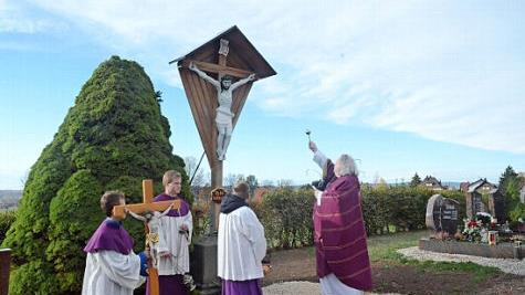 Pater Waldemar Brysch segnet das Friedhofskreuz auf dem Friedhof in Glosberg.  Foto: K.- H. Hofmann