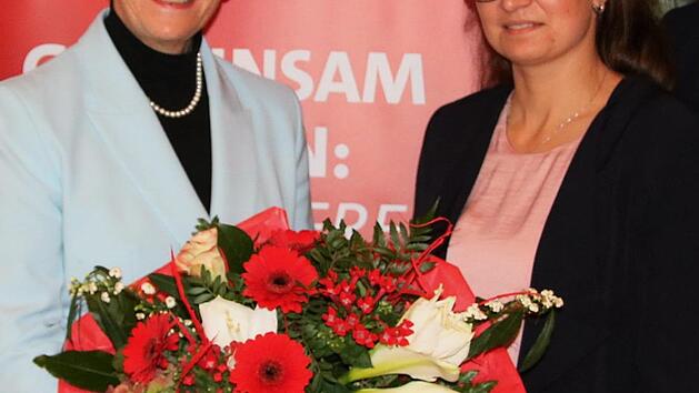 Zu ihrer Nominierung gratulierte SPD-Kreisvorsitzende Inge Aures der Landrats-Kandidatin Theresa Weith (rechts). Foto: Klaus Klaschka