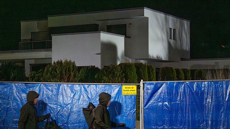 Die Einbrecher schleichen sich an die Villa eines Geschäftsmannes an.