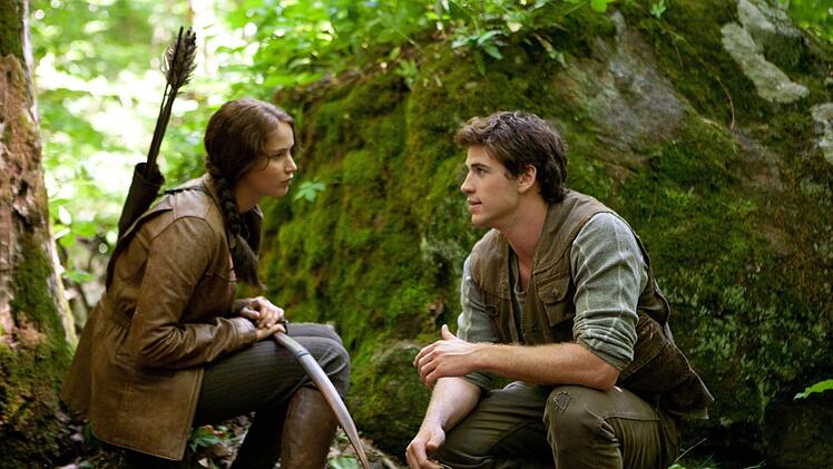 Die Liebe zur Jagd und der Tod ihrer V&auml;ter verbindet sie: Katniss (Jennifer Lawrence) und Gale (Liam Hemsworth).