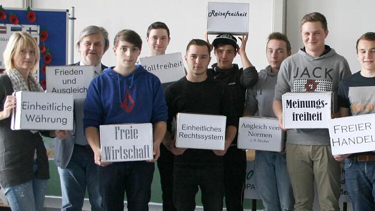 Mauersteine für Europa - an der Freiherr-von-Rast-Schule haben sich die Berufsschüler Gedanken dazu gemacht und eine Präsentation vorbereitet. Fotos: Christiane Lehmann