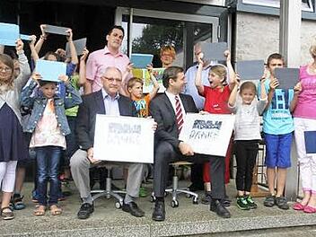 Die Grundschule Ehrenbürg dankte Hermann Ulm und Otto Siebenhaar für die Unterstützung und Anschaffung von iPads.  Foto: Franz Galster