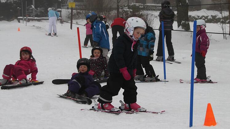 Auch die ganz Kleinen durchkurven Slalomstangen.