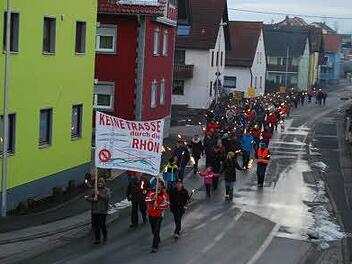 Keine Stromtrasse: Rund 150 Männer, Frauen und Kinder zogen in einem Fackelzug durch Schondra. Foto: Oswald Türbl